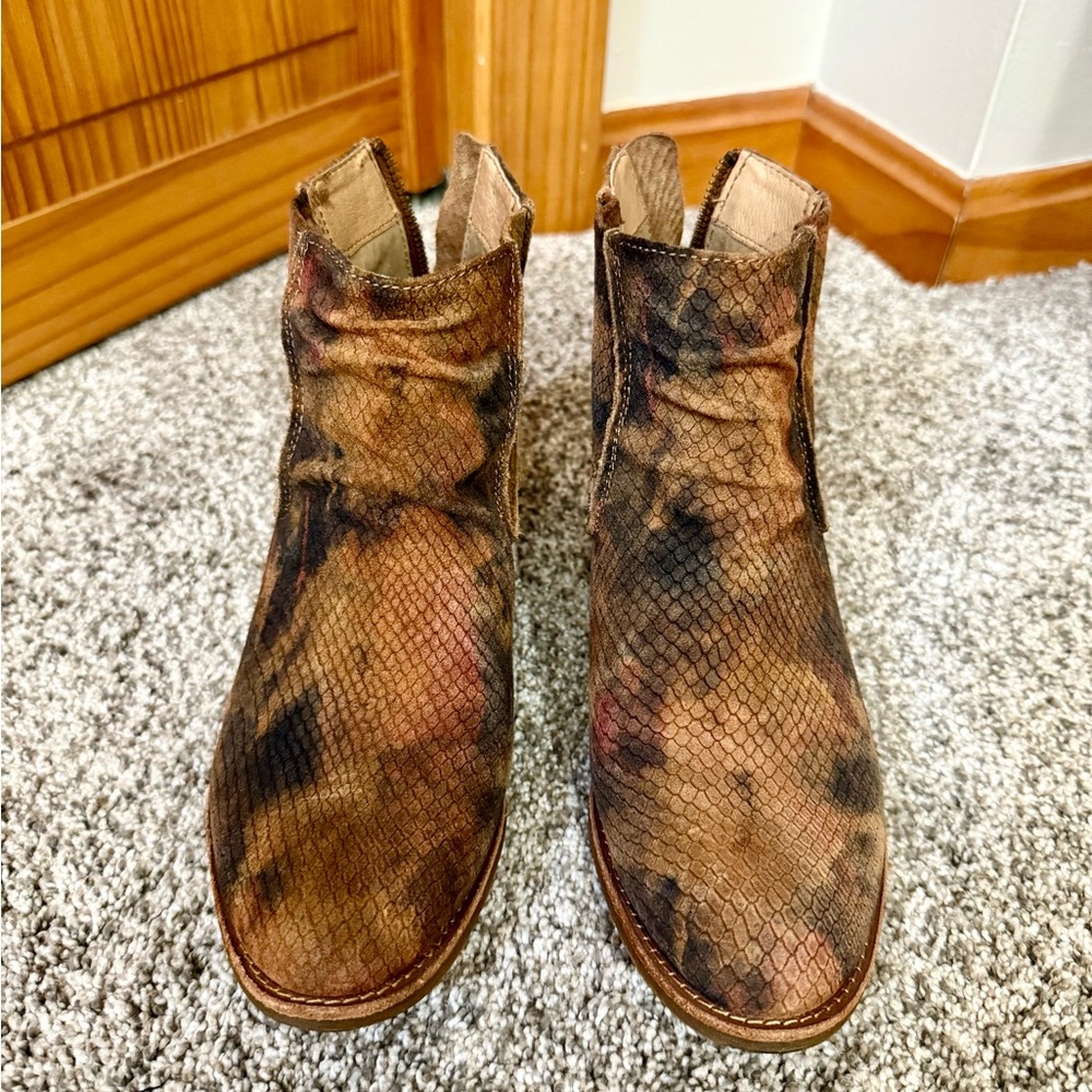 Söfft Andee bootie Chelsea Boots in a unique Snake Caramel Multi color Size 6.5
